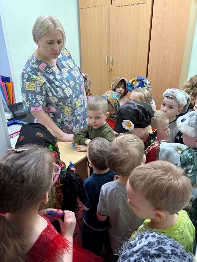 Изображение выглядит как одежда, Человеческое лицо, человек, ребенок, начинающий ходить
Содержимое, созданное искусственным интеллектом, может быть неверным.