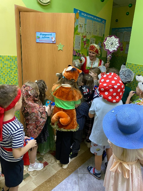 Изображение выглядит как одежда, человек, в помещении, Модный аксессуар
Содержимое, созданное искусственным интеллектом, может быть неверным.