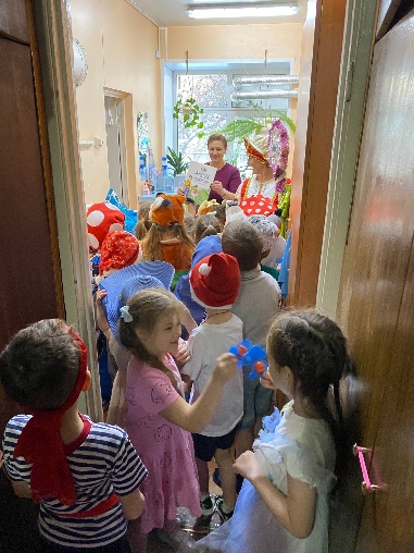 Изображение выглядит как одежда, ребенок, начинающий ходить, Человеческое лицо, в помещении
Содержимое, созданное искусственным интеллектом, может быть неверным.