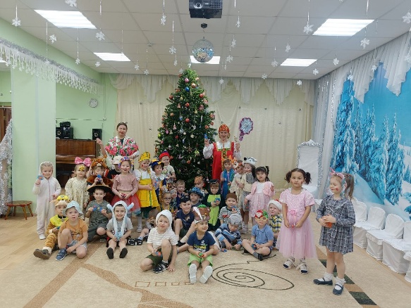 Изображение выглядит как рождественская елка, в помещении, одежда, стена
Содержимое, созданное искусственным интеллектом, может быть неверным.