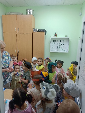 Изображение выглядит как стена, в помещении, Человеческое лицо, одежда
Содержимое, созданное искусственным интеллектом, может быть неверным.
